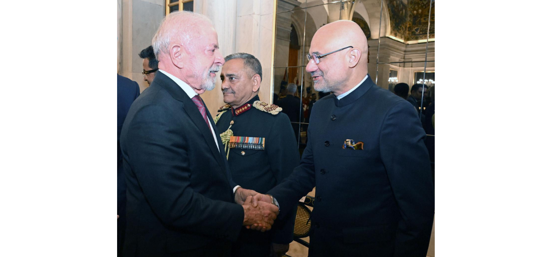 Ambassador Dinesh Bhatia welcoming President Lula at Rashtrapati Bhavan